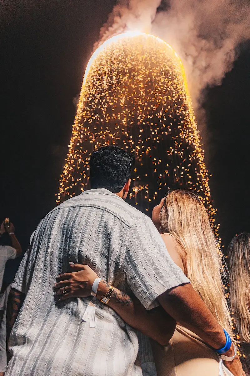 Casal assistindo à queima de fogos da virada