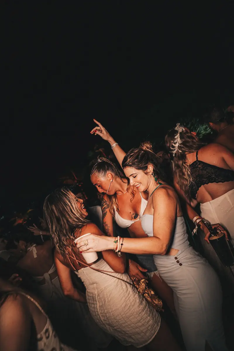 Convidados dançando na festa de réveillon