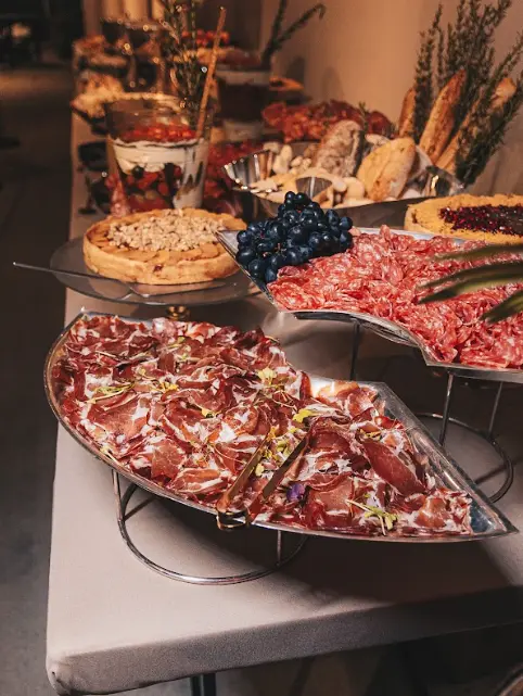 Estação de frios e embutidos no buffet do Réveillon Niemeyer
